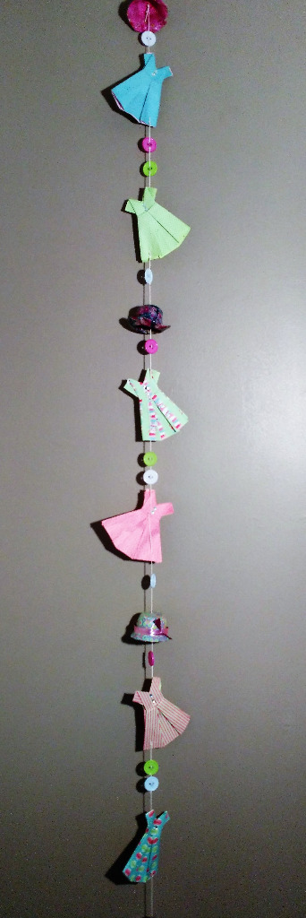 Guirlande de robes et de chapeaux en origami et decopatch