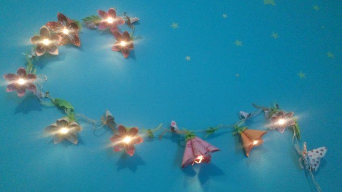 Guirlande électrique - fleurs kusudama, feuilles, papillons
