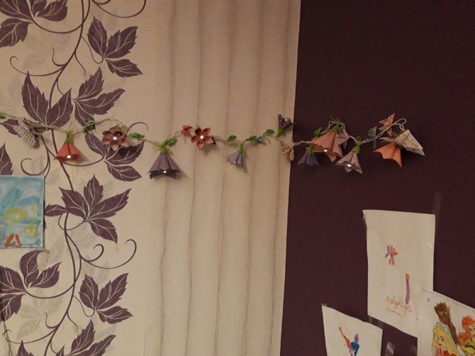 Guirlande électrique - fleurs kusudama, feuilles, papillons